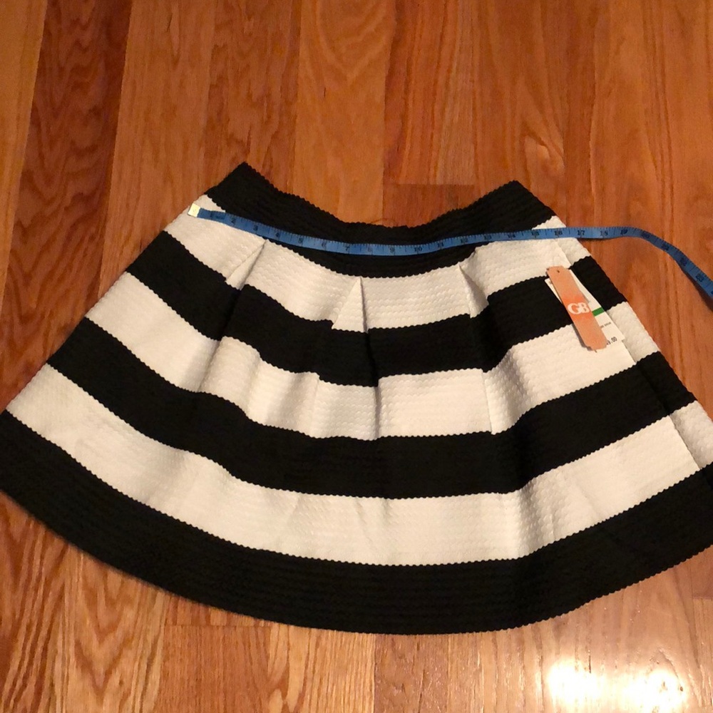 Black & white skirt size L fits like a 12 NWT